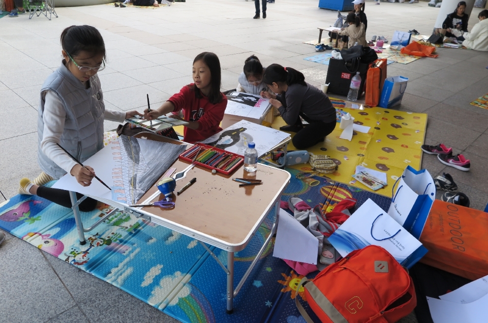지난 13일 신공항하이웨이(주)에서 개최한 제5회 교통안전 그림대회에 참가한 영종지역 초교 학생들이 자신만의 그림실력을 뽐내고 있다.사진=신공항하이웨이