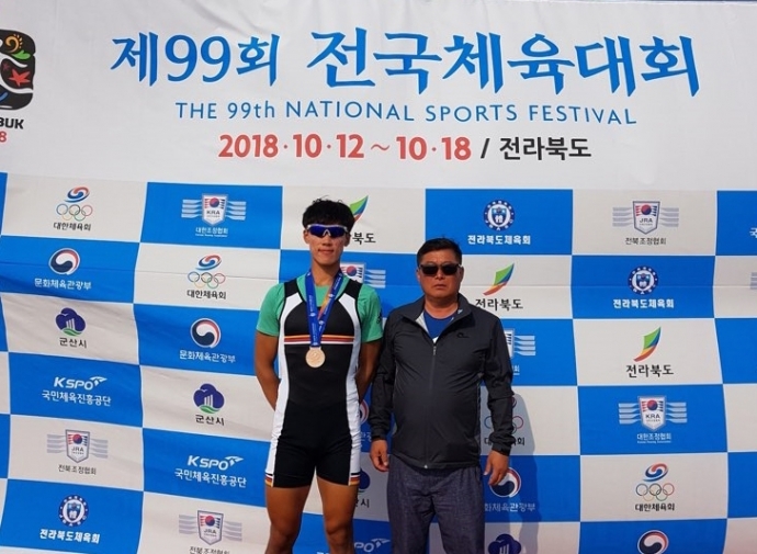15일 전국체전에서 동메달을 획득한 김동현 선수(왼쪽)과 김기홍 감독(오른쪽)이 기념사진을 촬영하고 있다. 사진=IPA