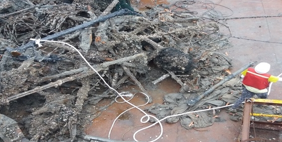 인천 중구가 10여 년 동안 영종 용유해변 앞에 흉물로 방치됐던 쇠말뚝을 제거하고 있다. 사진=인천중구청