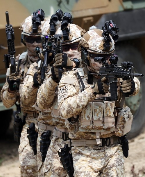 아랍에미리트(UAE) 파병부대인 '아크부대' 14진 대원들이 단점이 개선된 육군 '워리어 플랫폼'을 착용한 뒤 건물 침투 작전을 시연하는 모습. 연합