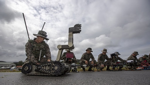 드론봇 전투단 장병들이 부대 인근 활주로에서 드론과 로봇 운용기술을 숙달하고 있는 모습. 연합