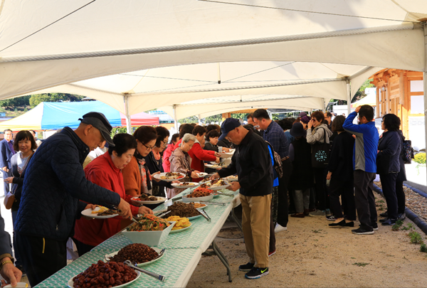 안산 화림선원에서 ‘사찰음식 체험 및 나눔의 날’ 행사가 열린 가운데, 참가자들이 시식코너에서 사찰음식을 체험하고 있다. 사진=안산화림선원