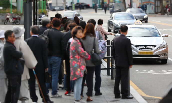 카카오 카풀 서비스 진출에 반대하는 택시업계 종사자들이 24시간 파업에 돌입한 18일 오전 10시경 서울역 앞에서 시민들이 택시를 기다리고 있다. 사진=연합뉴스