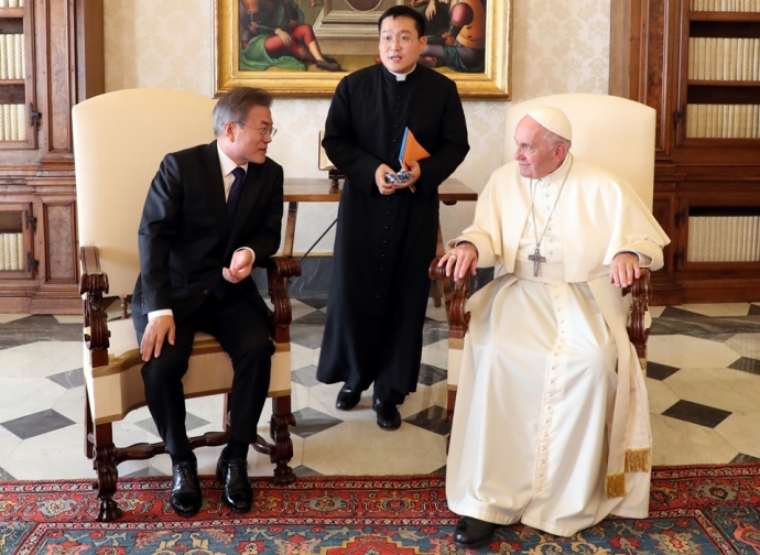 교황청을 공식 방문 중인 문재인 대통령이 18일 오후 (현지시간) 바티칸 교황청을 방문, 집무실에서 프란치스코 교황과 얘기를 나누고 있다. 연합