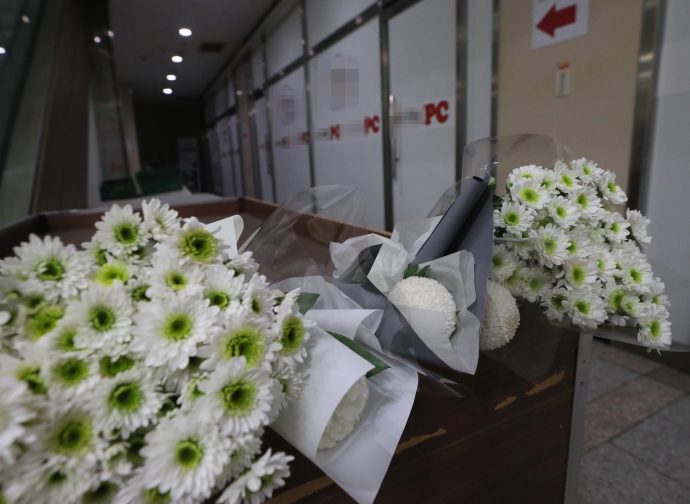 19일 오후 서울 강서구 한 PC방 앞에 흉기 살인사건으로 목숨을 잃은 아르바이트생을 추모하는 국화가 놓여져 있다. 연합
