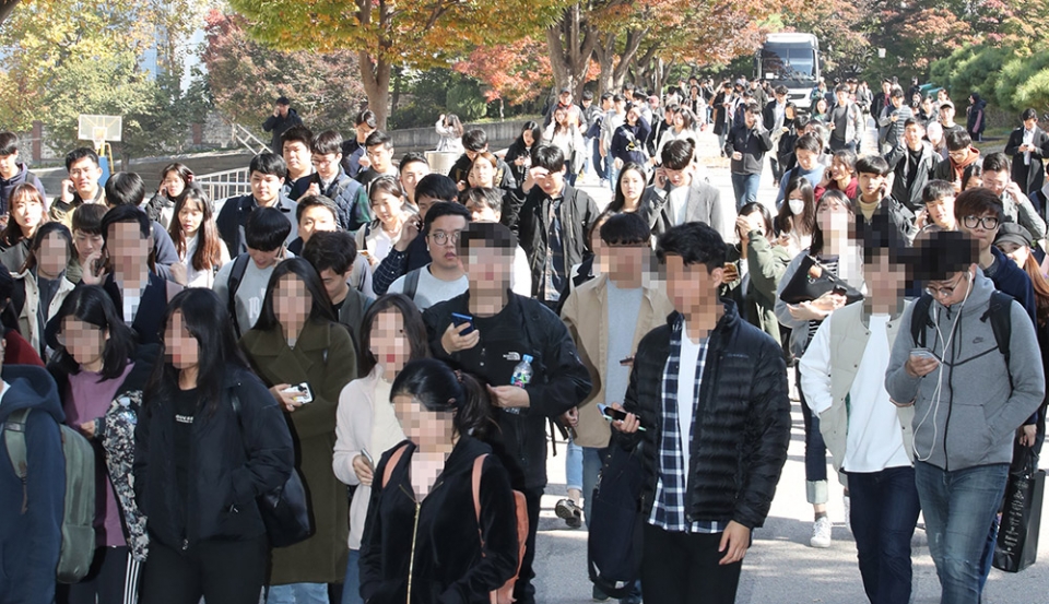 서울 강남구 대치동 단국대학교부속고등학교에서 열린 삼성직무적성검사(GSAT)를 마친 취업준비생들이 고사장을 나서고 있다. 연합