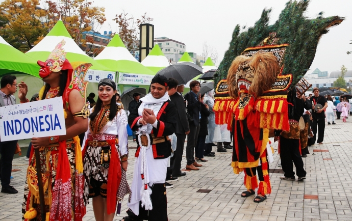 지난 해 열린 '제2회 아시아문화관광 페스티벌' 참가자들이 각 국의 전통의상을 입고 퍼레이드를 하고 있다. 사진=인천미추홀구청