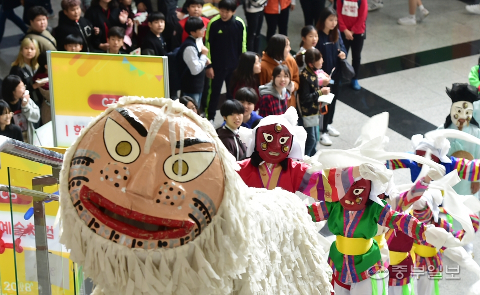 23일 인천시 중구 인천학생교육문화회관에서 열린 '2018 인천학교예술교육 페스티벌'에서 서림초등학교 학생들이 은율탈춤 공연을 선보이고 있다. 윤상순기자