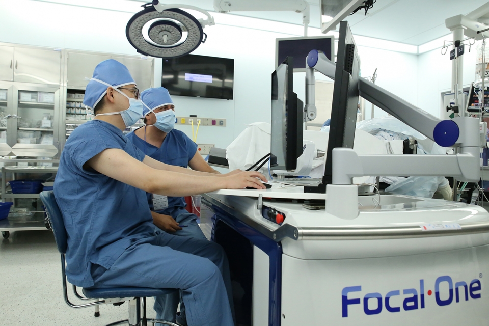 비뇨의학과 이학민 교수(사진 앞쪽)가 포컬원 장비를 이용해 하이푸 치료를 실시하고 있다./사진=분당서울대병원