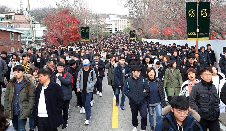 18일 오전 서울 종로구 성균관대학교에서 2019학년도 수시모집 논술고사를 치른 수험생들이 학교를 나서고 있다. 연합