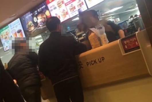 연신내 맥도날드 매장 직원에게 햄버거를 던지는 손님. (사진=유튜브 영상 캡처)