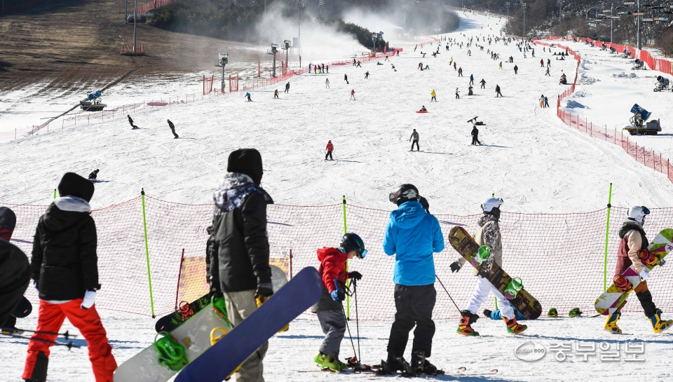 광주시 곤지암리조트 스키장이 개장한 9일 오전 많은 스키어와 스노보더들이 슬로프 위를 질주하고 있다. 김영운기자