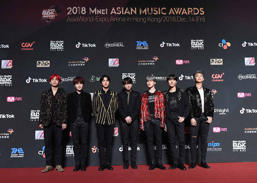 14일 오후 홍콩 아시아 월드 엑스포 아레나에서 열린 '2018 엠넷 아시안 뮤직 어워즈'(MAMA) 레드카펫 행사에서 그룹 방탄소년단(BTS)이 포즈를 취하고 있다. 사진=CJ ENM 제공
