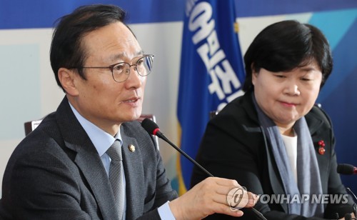 더불어민주당 홍영표 원내대표(왼쪽)와 서영교 의원. 사진=연합뉴스 자료사진