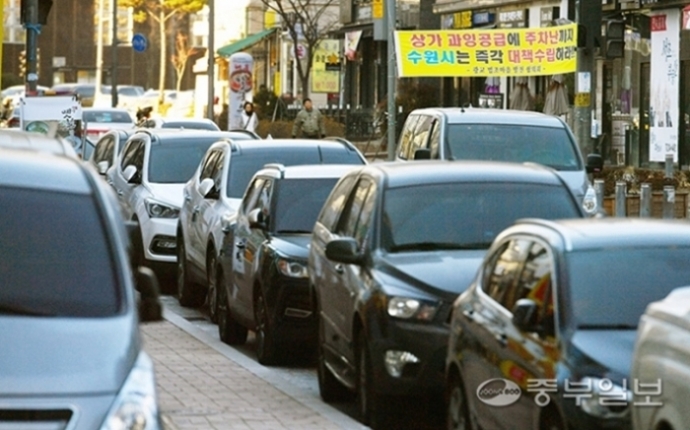 지난 2일 오후 수원시 영통구 하동 광교법조타운 주변에 불법 주차된 차량들이 가득하다. 김영운기자