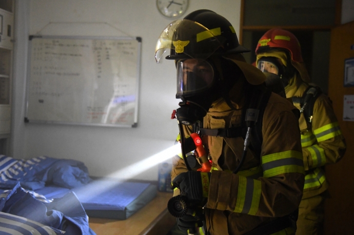 지난 21일 인방사 합동생활관에서 진행된 화재진압훈련에서 부대원들이 인명구조 훈련을 하고 있다. 사진=인방사
