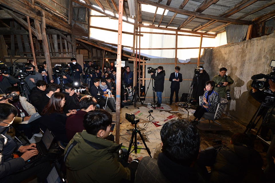 목포 근대역사문화공간 내 부동산 투기 의혹을 받는 무소속 손혜원 의원이 23일 오후 목포 현장에서 해명 기자회견을 하고 있다. 연합