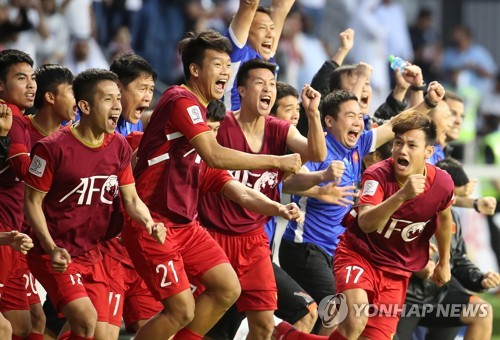 20일 오후(현지시간) 아랍에미리트 아부다비 알 막툼 경기장에서 열린 2019 아시아축구연맹(AFC) 아시안컵 요르단과 베트남과의 16강전에서 승부차기에서 승리한 베트남 선수들이 기뻐하고 있다. 사진=연합뉴스
