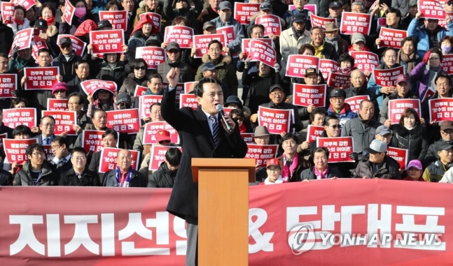 자유한국당 김진태 의원이 23일 오후 국회 본청 앞 계단에서 지지자들과 함께 당 대표 출마선언을 하고 있다. 사진=연합뉴스