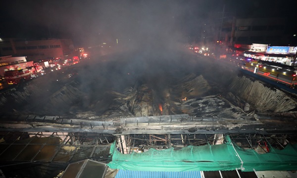 24일 오전 울산시 남구 농수산물도매시장 수산물종합동에서 불이 나 건물이 무너져 있다. 연합