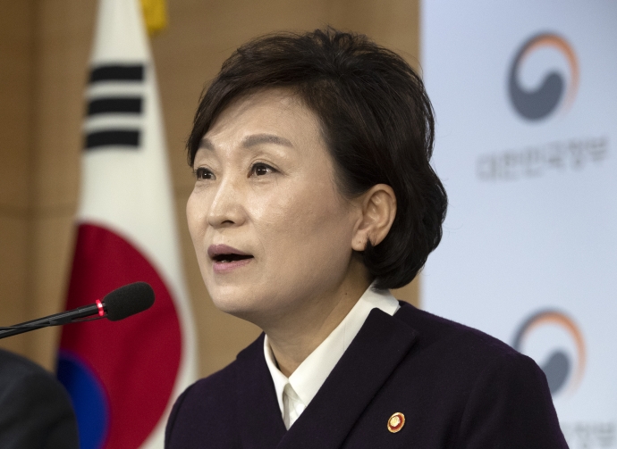 김현미 국토부 장관이 24일 오후 정부서울청사에서 열린 '2019년 표준단독주택 공시가격에 대한 관계부처 합동 브리핑'에서 발언하고 있다. 연합