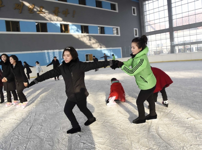 지난달 11일 북한 인민야외빙상장에서 시민들이 스케이트 자세를 배우고 있다. 연합