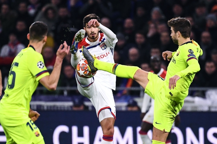 20일(한국시간) 프랑스 그루파마 스타디움에서 열린 FC바로셀로나와 리옹의 2018~2019 유럽축구연맹(UEFA) 챔피언스리그(UCL) 16강 1차전에서 선수들이 볼 다툼을 하고 있다. 이날 경기는 0-0으로 끝났다. 연합뉴스