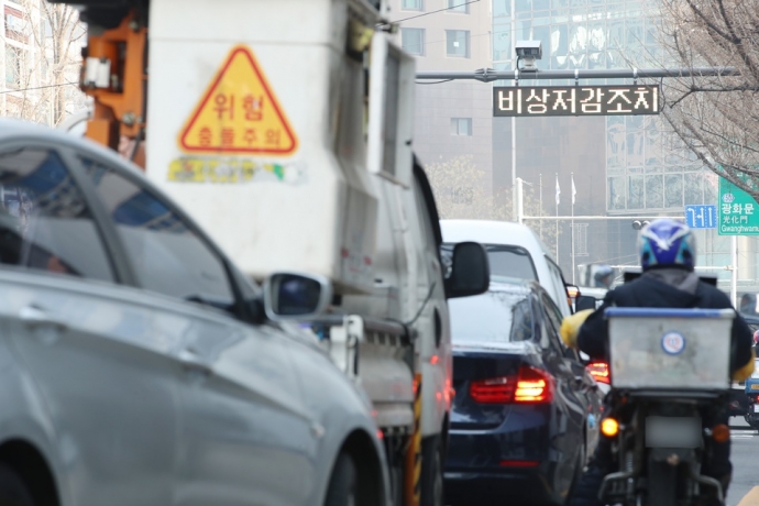 미세먼지 비상저감조치가 발령된 22일 서울 중구 서소문동 인근에 노후 경유차 단속 시스템을 알리는 전광판이 설치돼 있다. 연합