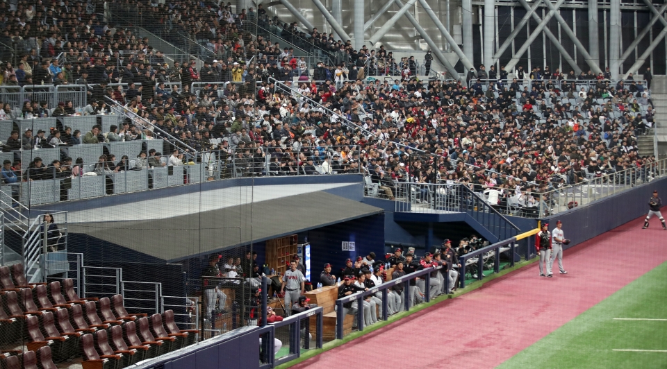 2일 서울 구로구 고척스카이돔에서 열린 2019 KBO 리그 프로야구 LG 트윈스와 키움 히어로즈의 시범경기를 찾은 관중들이 경기를 지켜보고 있다.  연합