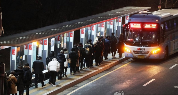 경기도 화성시 동탄1신도시의 한 버스 정류장에서 출근길 시민들이 서울로 가는 버스를 타기 위해 길게 줄을 서 있다. 2019.1.9. 연합