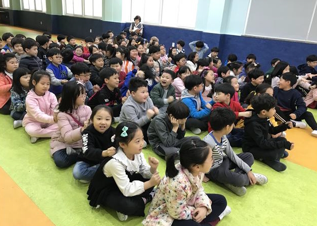 수원 상촌초 학생들이 학교폭력 예방프로그램 '소.화.기'의 일환으로 친구들에게 안마해주기 활동을 하고 있는 모습. 사진=상촌초 제공