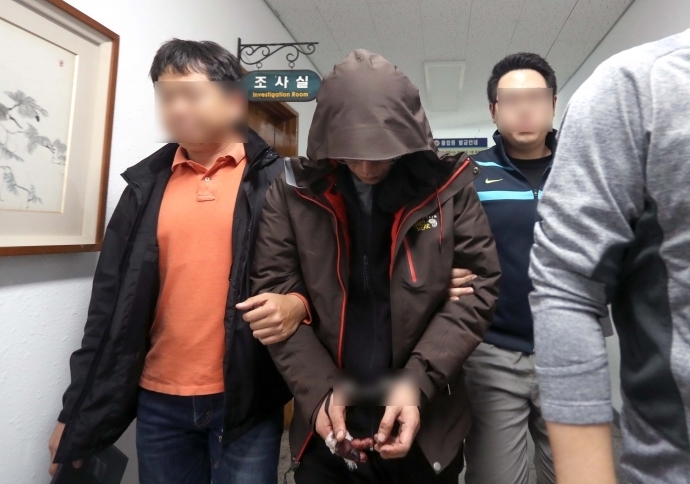 진주 아파트 방화·살해 혐의를 받는 안모(42)씨가 17일 오후 경남 진주경찰서 진술녹화실에서 나오고 있다. 연합