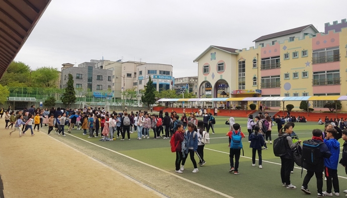 19일 오전 11시 16분 강원 동해시 북동쪽 54㎞ 해역에서 규모 4.3의 지진이 발생하자 강릉 경포초등학교 학생들이 교사 인솔에 따라 운동장으로 대피해 있다. 연합