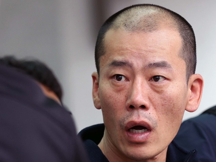 진주 아파트 방화·살인 혐의로 구속된 안인득(42)이 병원을 가기 위해 19일 오후 경남 진주경찰서에서 이동하고 있다. 연합