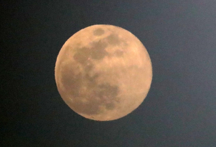 19일 대전 도심에서 바라본 보름달이 연한 붉은빛을 띠고 있다. 사진=연합뉴스