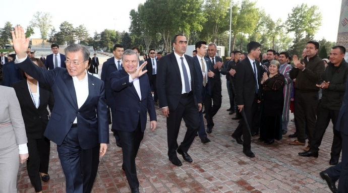 우즈베키스탄을 국빈방문 중인 문재인 대통령이 샤프카트 미르지요예프 대통령과 20일 오후 (현지시간) 사마르칸트 레기스탄 광장에서 박수치는 시민들에게 손을 흔들고 있다. 연합