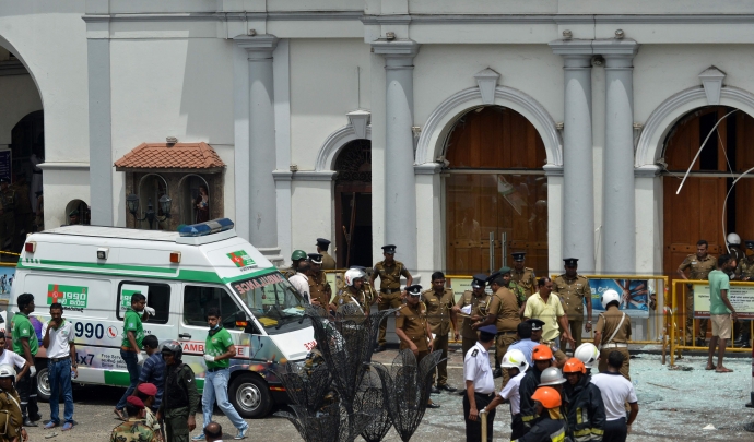 2019년 4월 21일 갑작스러운 폭발이 일어난 스리랑카 콜롬보 시내 교회 주변에 현지 군경이 배치돼 접근을 막고 있다. AFP연합