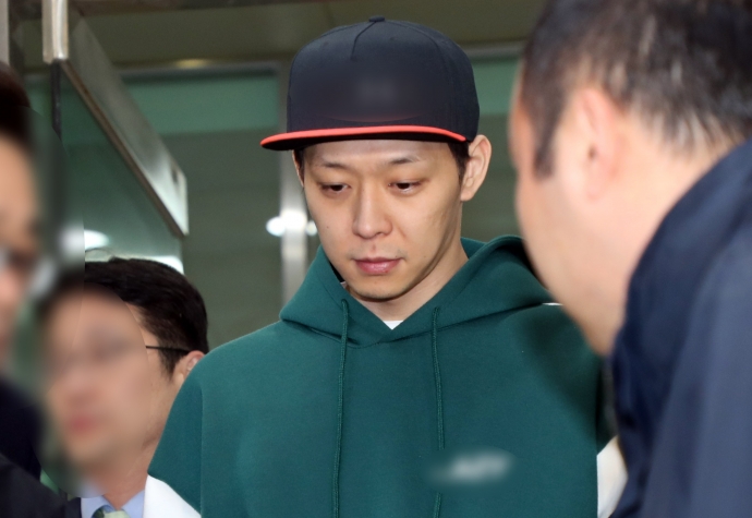 가수 겸 배우 박유천(33) 씨가 마약 투약 혐의에 대한 경찰 조사를 마치고 18일 오후 경기도 수원시 경기남부지방경찰청에서 나오고 있다. 연합