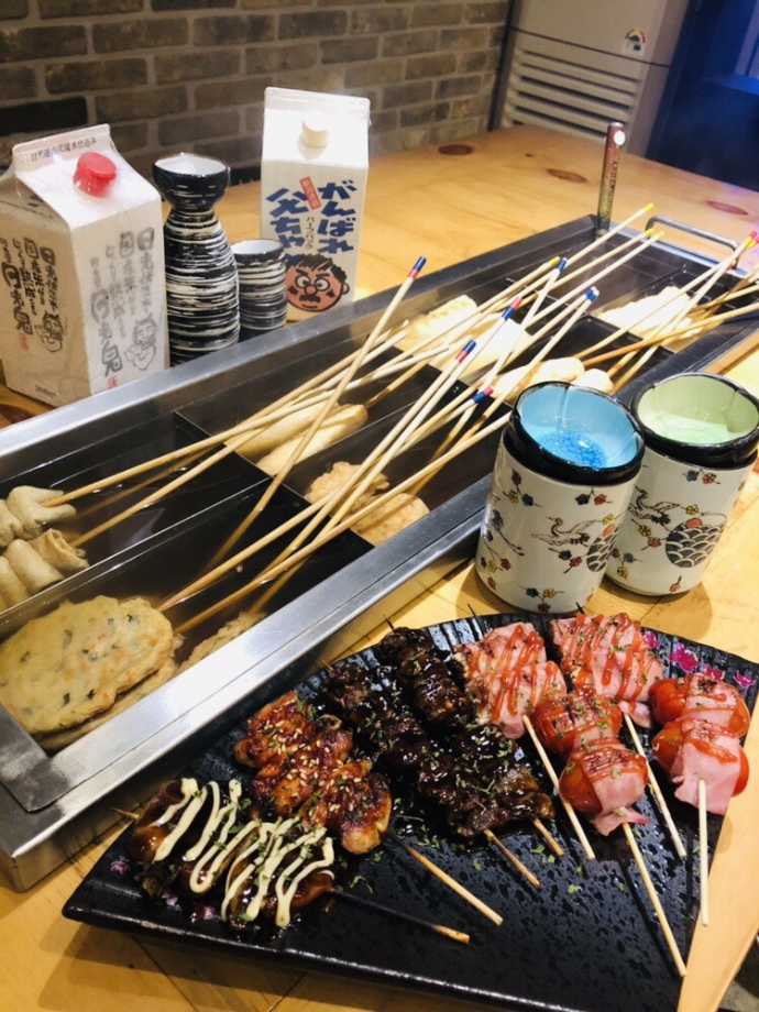 탱탱오뎅에서 판매하는 다양한 종류의 수제어묵과 꼬치.