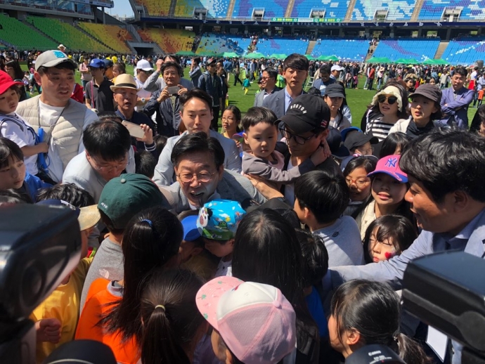 이재명 경기도지사가 6일 오후 도내 4개 문화체육 공공기관 주최로 열린 수원월드컵경기장 주경기장 개방행사에 참가, 어린이들과 포옹을 하고 있다.사진=월드컵재단