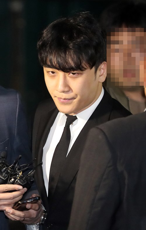 구속영장이 기각된 가수 승리가 14일 밤 서울 중랑경찰서를 나서며 취재진의 질문을 받고 있다. 연합