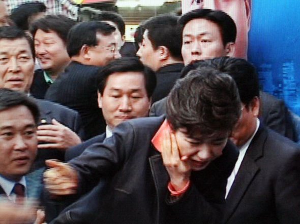 2006년 5월 20일. 박근혜 한나라당 대표가 피습당하는 모습. 사진=연합