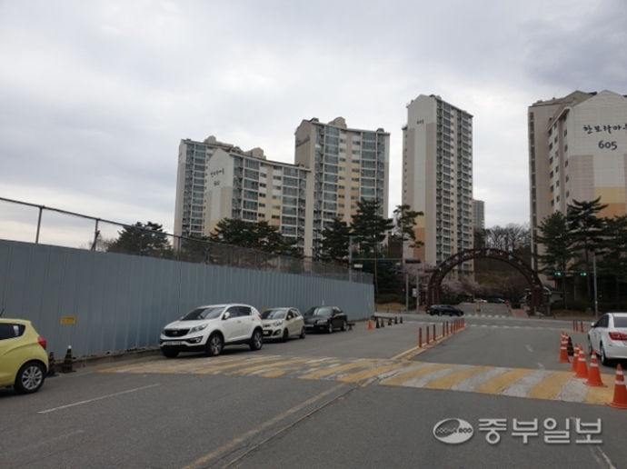 용인시 기흥구 보라동 한보라마을 아파트와 인접한 곳에 물류센터 예정 부지가 위치했다. 김형욱기자
