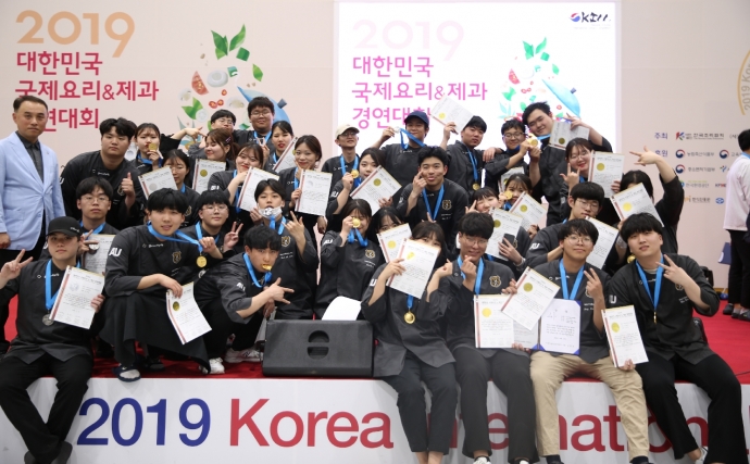 안산대학교 식품영양조리학부 재학생 35명이 대한민국 국제요리대회&제과경연대회에 출전해 전원 수상한 가운데, 기념촬영을 하고 있다. 사진=안산대학교