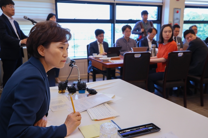 김현미 국토교통부 장관이 23일 세종시 장군면 한 음식점에서 열린 출입기자단 오찬간담회에서 3기신도시, GTX 등 현안에 대한 취재진의 질문을 듣고 있다. 연합