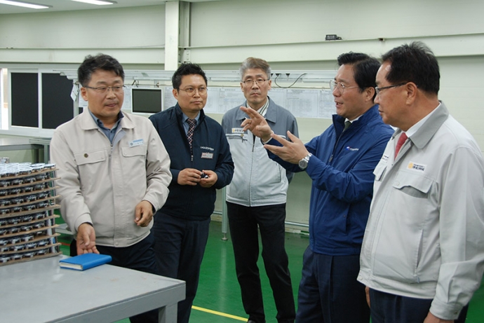성윤모 산업통상자원부 장관(오른쪽 두번째)이 지난 9일 오후 경기도 시흥시에 있는 주조·표면처리 뿌리기업 ㈜에스케이씨의 스마트공장에서 제조공정을 살펴보고 있다. 사진=산업통상자원부 제공