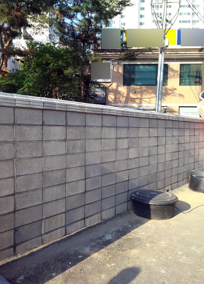단지에 설치된 시멘트 담장. 사진=A 아파트 입주 예정자/연합뉴스