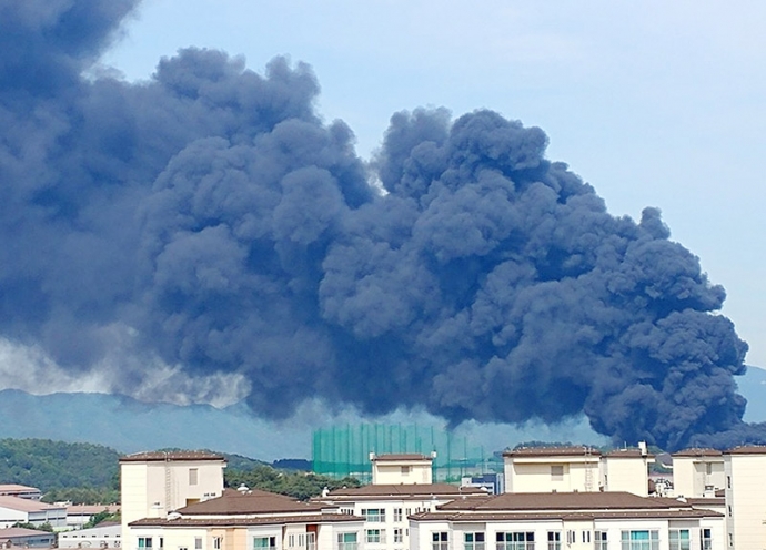 26일 오후 경남 김해시 한림면 한 조선기자재 공장에서 화재가 발생해 검은 연기가 퍼지고 있다. 연합