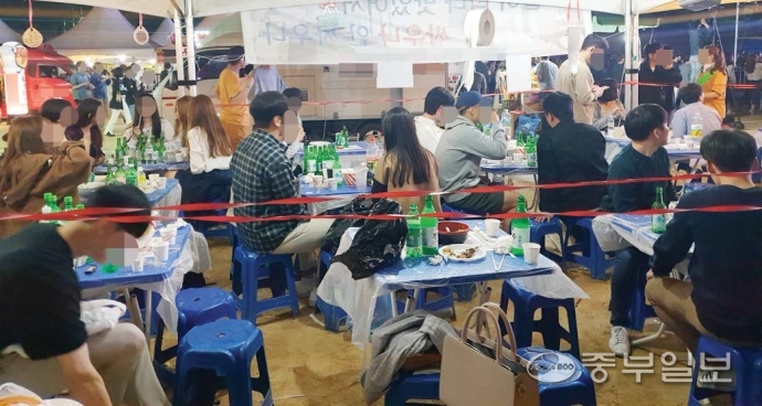 21일 안산시 한양대 에리카캠퍼스 축제현장에서 학생들이 술을 마시고 있는 모습.  김형욱기자