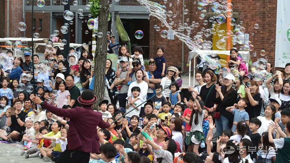 9일 인천시 중구 인천아트플랫폼에서 열린 스트릿 아트 페스티벌을 찾은 시민들이 비눗방울 공연을 보며 휴일을 즐기고 있다. 윤상순기자